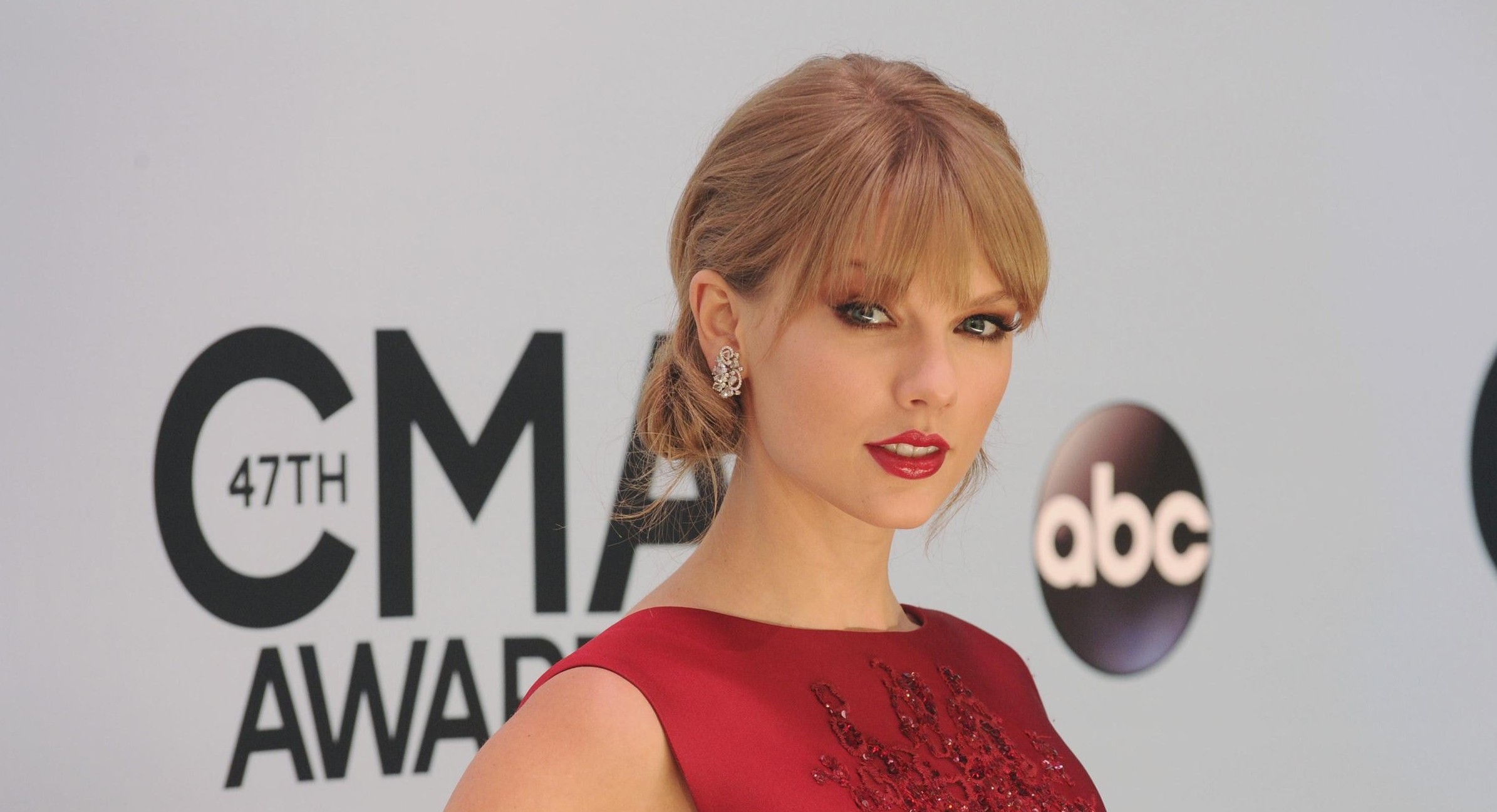 Тейлор Свифт Shake it off. Taylor Swift CMA 2013 Award. Taylor Swift Pinnacle Award. Тейлор Свифт серьги. Тейлор свифт шейк
