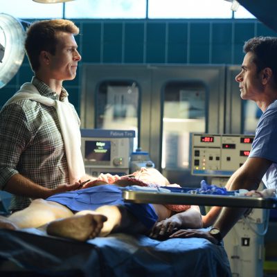 SCREAM QUEENS: L-R: Glen Powell and John Stamos in the all-new “Warts and All” episode of SCREAM QUEENS airing Tuesday, Sep. 27 (9:01-10:00 PM ET/PT) on FOX. Cr: Michael Becker / FOX. © 2016 FOX Broadcasting Co.