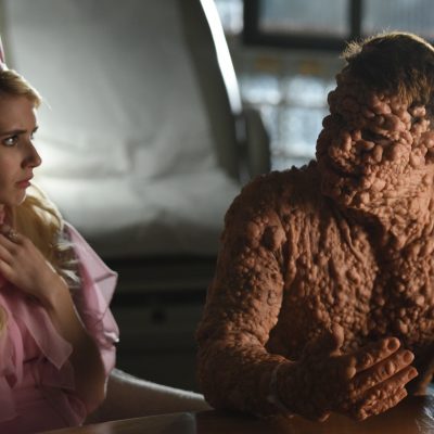 SCREAM QUEENS: L-R: Emma Roberts and Colton Haynes in the all-new “Warts and All” episode of SCREAM QUEENS airing Tuesday, Sep. 27 (9:01-10:00 PM ET/PT) on FOX. Cr: Michael Becker / FOX. © 2016 FOX Broadcasting Co.