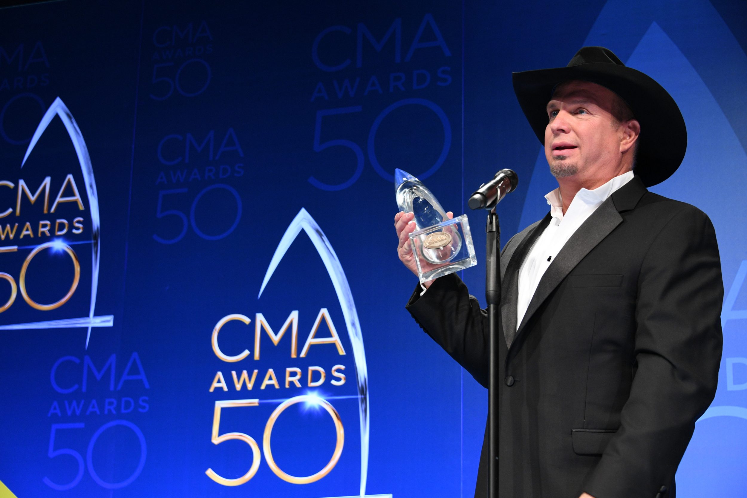 THE 50th ANNUAL CMA AWARDS - ÒThe 50th Annual CMA Awards,Ó hosted by Brad Paisley and Carrie Underwood, broadcasts live from the Bridgestone Arena in Nashville, Wednesday, November 2 (8:00-11:00 p.m. EDT), on the ABC Television Network. (ABC/Brett Oronzio) GARTH BROOKS
