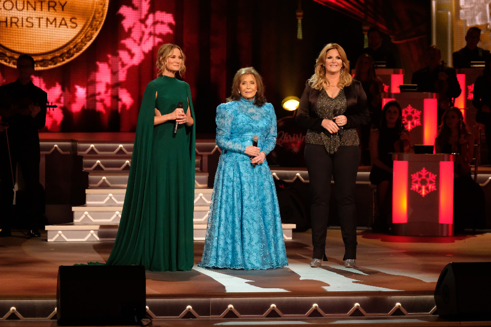 CMA COUNTRY CHRISTMAS - Multi-talented entertainer Jennifer Nettles returns to host “CMA Country Christmas,” as some of the most powerful and emotionally moving voices in music come together to celebrate the holidays. The popular holiday special airs on the ABC Television network on MONDAY, NOVEMBER 28 (8:00-10:01 p.m. EST). (ABC/Mark Levine) JENNIFER NETTLES, LORETTA LYNN, TRISHA YEARWOOD