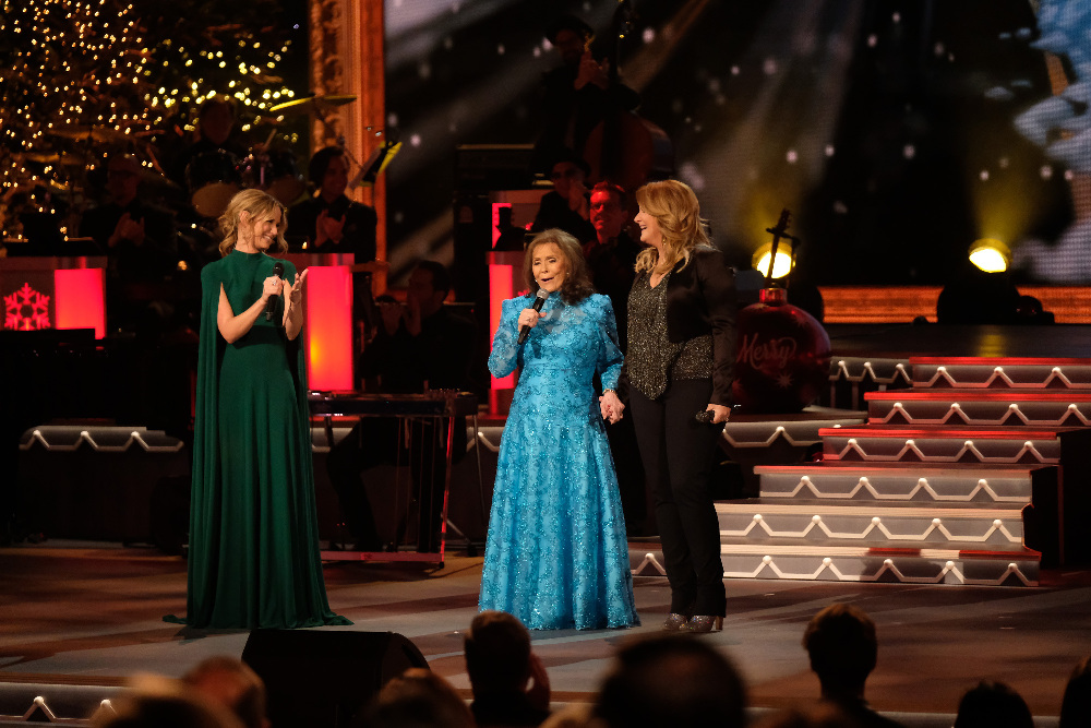 CMA COUNTRY CHRISTMAS - Multi-talented entertainer Jennifer Nettles returns to host “CMA Country Christmas,” as some of the most powerful and emotionally moving voices in music come together to celebrate the holidays. The popular holiday special airs on the ABC Television network on MONDAY, NOVEMBER 28 (8:00-10:01 p.m. EST). (ABC/Mark Levine) JENNIFER NETTLES, LORETTA LYNN, TRISHA YEARWOOD