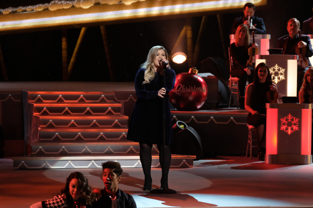 CMA COUNTRY CHRISTMAS - Multi-talented entertainer Jennifer Nettles returns to host “CMA Country Christmas,” as some of the most powerful and emotionally moving voices in music come together to celebrate the holidays. The popular holiday special airs on the ABC Television network on MONDAY, NOVEMBER 28 (8:00-10:01 p.m. EST). (ABC/Mark Levine) KELLY CLARKSON