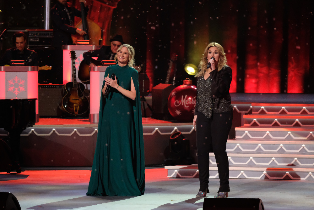 CMA COUNTRY CHRISTMAS - Multi-talented entertainer Jennifer Nettles returns to host “CMA Country Christmas,” as some of the most powerful and emotionally moving voices in music come together to celebrate the holidays. The popular holiday special airs on the ABC Television network on MONDAY, NOVEMBER 28 (8:00-10:01 p.m. EST). (ABC/Mark Levine) JENNIFER NETTLES, TRISHA YEARWOOD