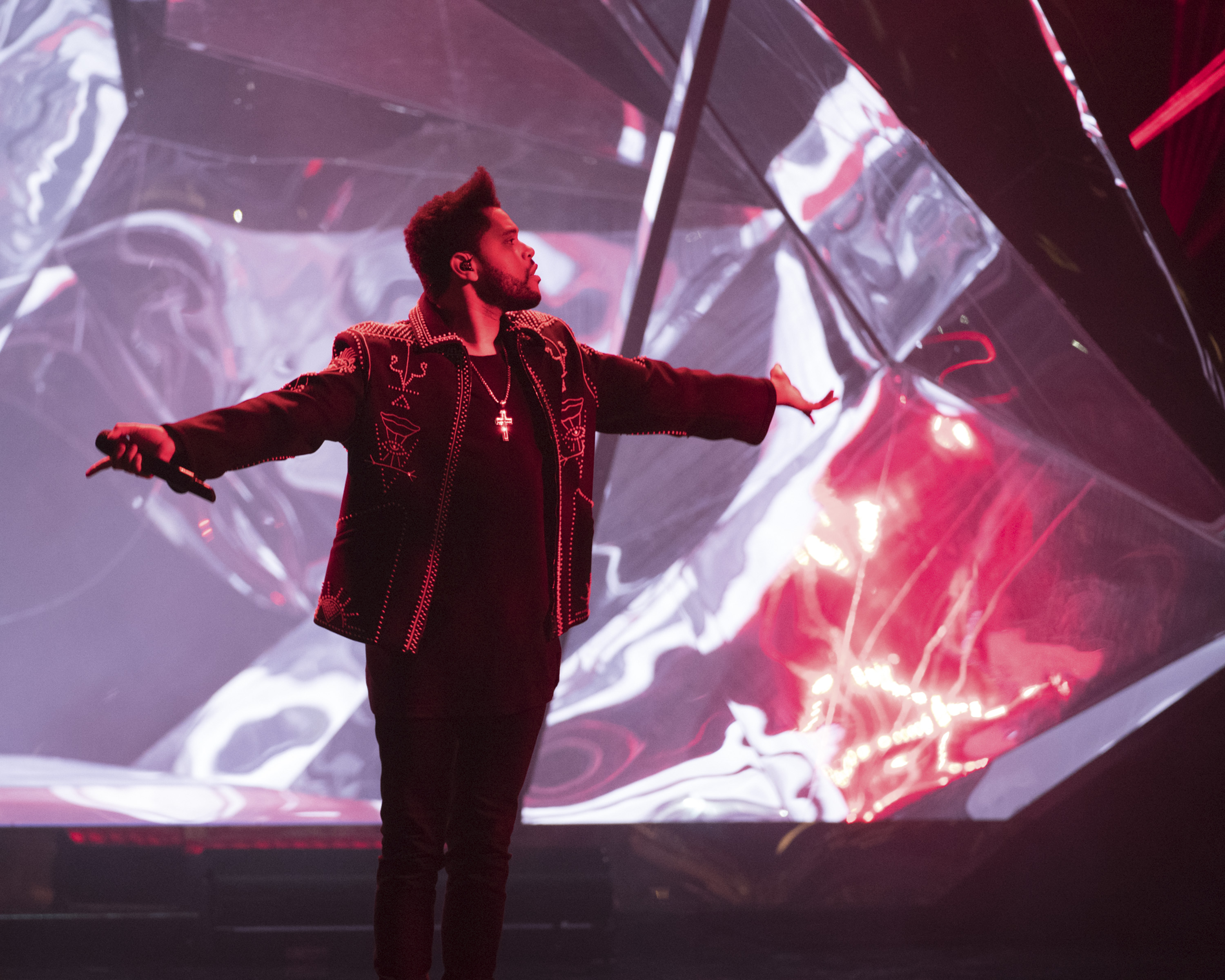 THE 2016 AMERICAN MUSIC AWARDS(r) - The “2016 American Music Awards,” the world’s biggest fan-voted award show, broadcasts live from the Microsoft Theater in Los Angeles on SUNDAY, NOVEMBER 20, at 8:00 p.m. EST, on ABC. (Image Group LA/ABC) THE WEEKND