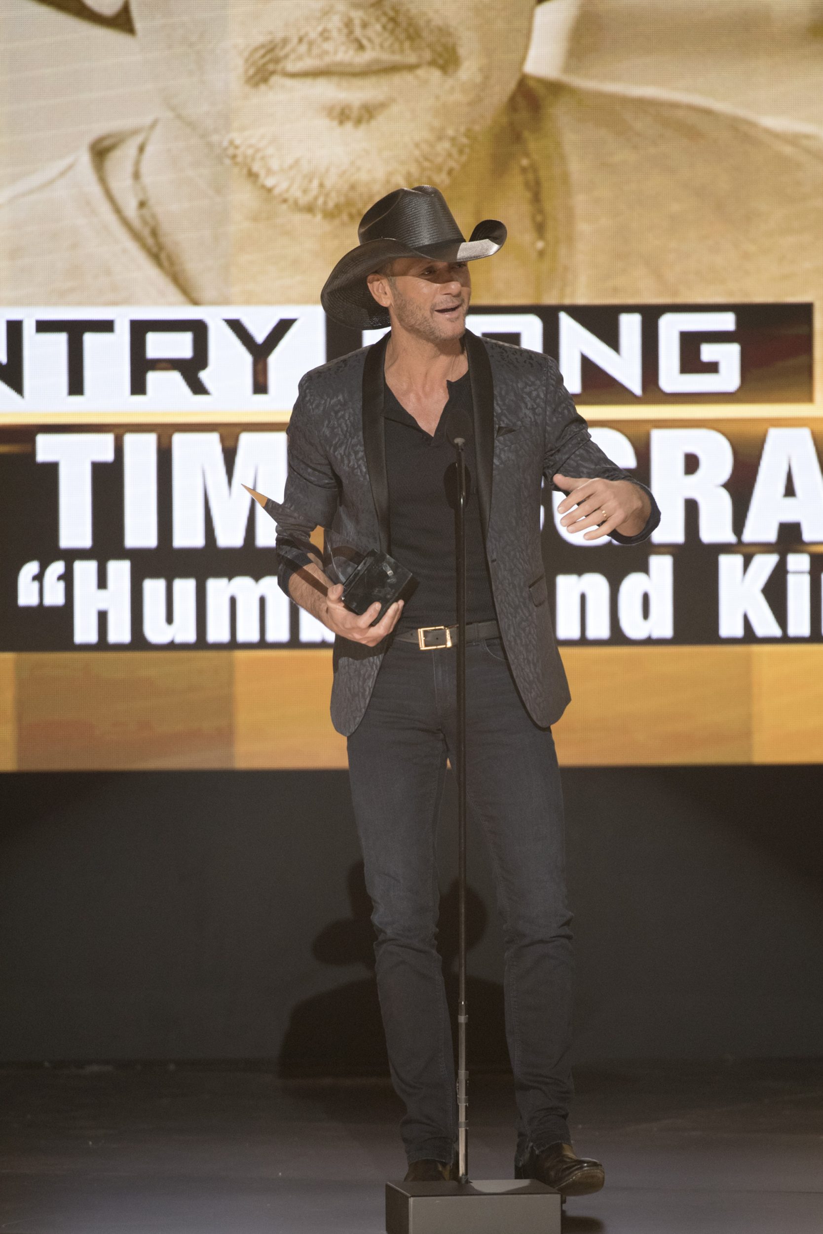 THE 2016 AMERICAN MUSIC AWARDS(r) - The “2016 American Music Awards,” the world’s biggest fan-voted award show, broadcasts live from the Microsoft Theater in Los Angeles on SUNDAY, NOVEMBER 20, at 8:00 p.m. EST, on ABC. (Image Group LA/ABC) TIM MCGRAW
