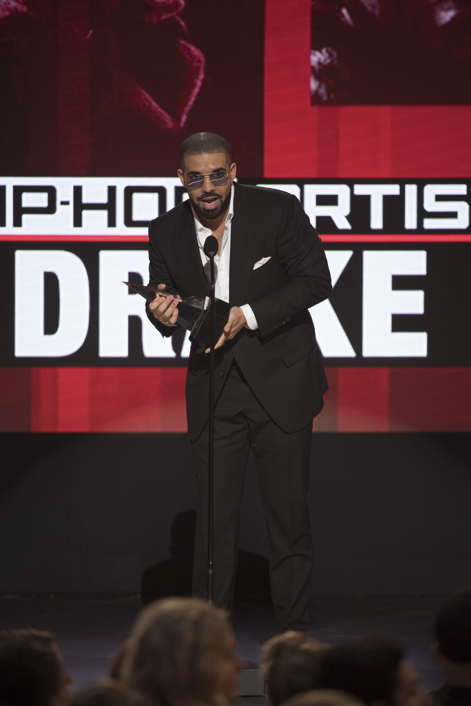 THE 2016 AMERICAN MUSIC AWARDS(r) - The “2016 American Music Awards,” the world’s biggest fan-voted award show, broadcasts live from the Microsoft Theater in Los Angeles on SUNDAY, NOVEMBER 20, at 8:00 p.m. EST, on ABC. (Image Group LA/ABC) DRAKE