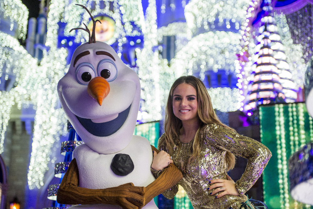 THE WONDERFUL WORLD OF DISNEY: MAGICAL HOLIDAY CELEBRATION - "The Wonderful World of Disney: Magical Holiday Celebration" premieres on THANKSGIVING, THURSDAY, NOVEMBER 24 (8:00-10:00 p.m. EST) on the ABC Television Network and on the ABC app. Join Emmy Award-winners Julianne and Derek Hough as they host the magical two-hour special from the Walt Disney World Resort. They join "Descendants 2" star Sofia Carson to kick off the holiday season in a way only Disney can, showcasing extraordinary music performances, special appearances and some unforgettable Disney magic moments. (DISNEY/Kent Phillips) OLAF, JOJO