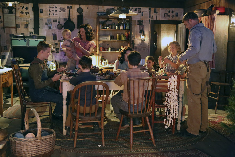 DOLLY PARTON'S CHRISTMAS OF MANY COLORS: CIRCLE OF LOVE -- Pictured: (l-r) Parker Sack as David Parton, Jennifer Nettles as Avie Lee Parton, Kelli Bergland as Willadeene Parton, Hannah Goergen as Cassie Parton, Alyvia Alyn Lind as Dolly Parton, Ricky Schroder as Robert Lee Parton -- (Photo by: Quantrell Colbert/NBC)