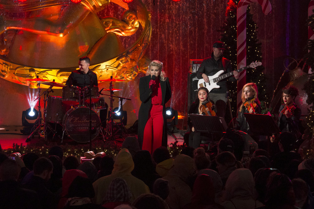 CHRISTMAS IN ROCKEFELLER CENTER 2016-- Pictured: Tori Kelly during the 2016 Christmas in Rockefeller Center -- (Photo by: Virginia Sherwood/NBC)