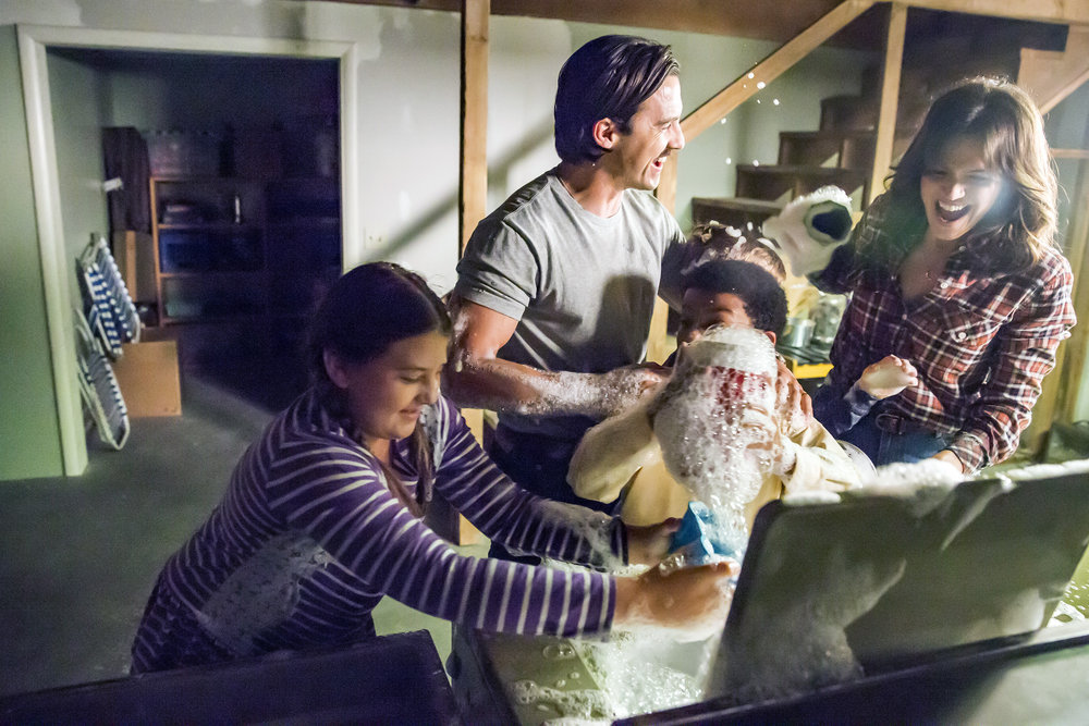 THIS IS US -- "The Best Washing Machine in the Whole World " Episode 107 -- Pictured: (l-r) Milo Ventimiglia as Jack, Mandy Moore as Rebecca -- (Photo by: Ron Batzdorff/NBC)