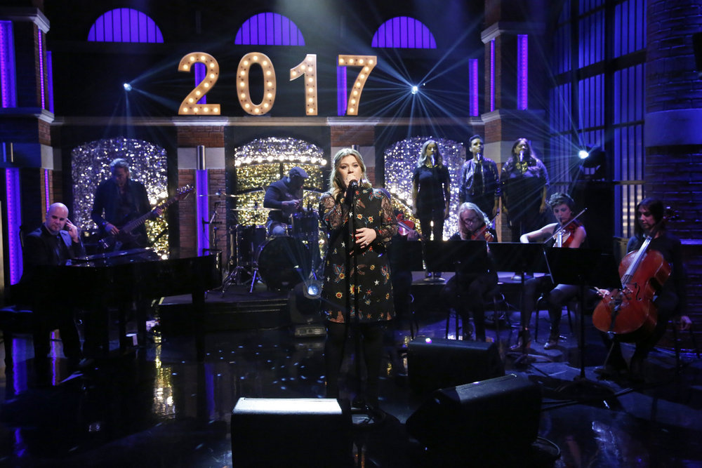 LATE NIGHT WITH SETH MEYERS -- "New Year's Eve Special" -- Pictured: Musical guest Kelly Clarkson performs  during the "Late Night with Seth Meyers New Year's Eve Special", airing on December 31, 2016 -- (Photo by: Lloyd Bishop/NBC)