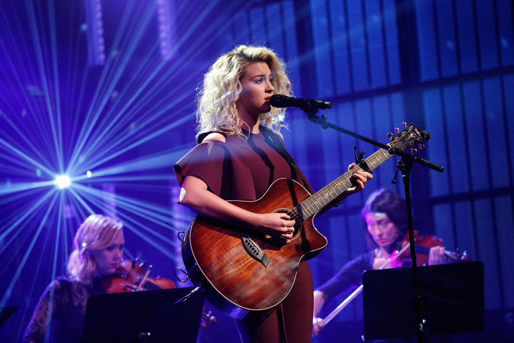 LATE NIGHT WITH SETH MEYERS -- Episode 464 -- Pictured: Musical guest Tori Kelly performs on December 19, 2016 -- (Photo by: Lloyd Bishop/NBC)
