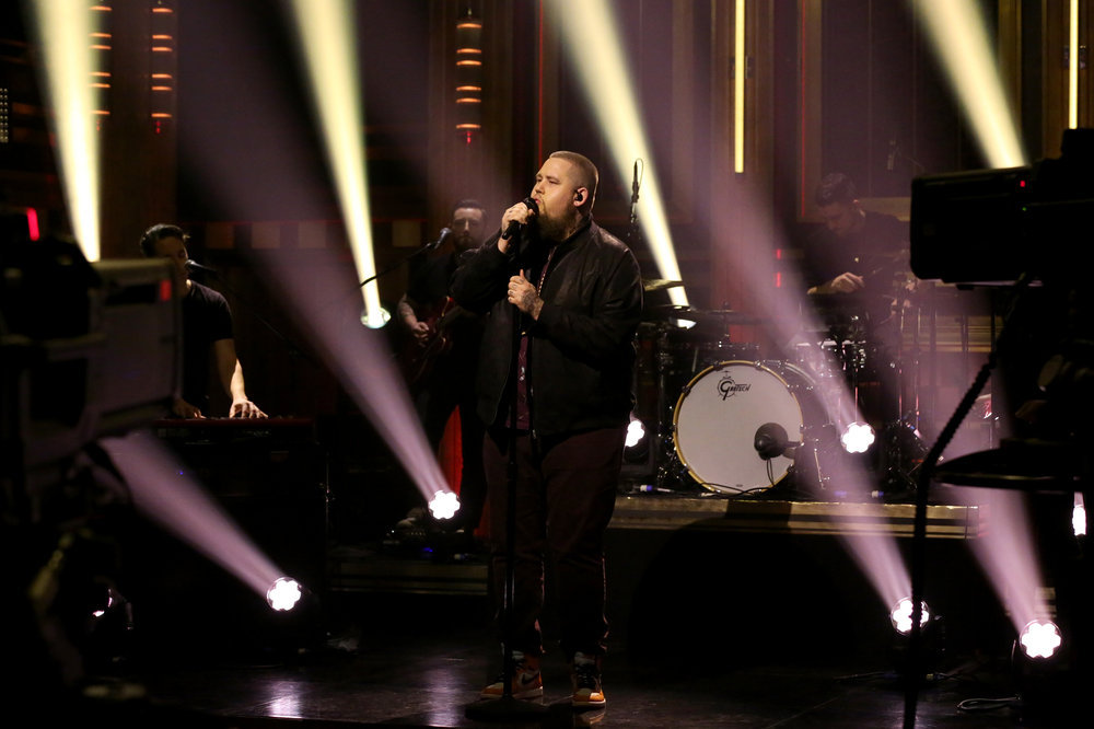 THE TONIGHT SHOW STARRING JIMMY FALLON -- Episode 0626 -- Pictured: Musical guest Rag'n'Bone Man performs on February 16, 2017 -- (Photo by: Andrew Lipovsky/NBC)