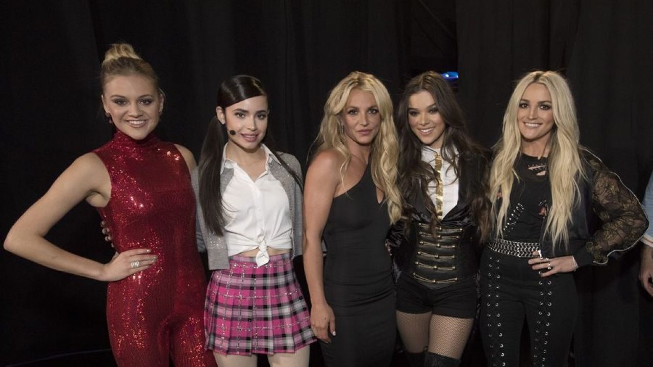 Backstage Look Britney Spears Poses With Kelsea Sofia Hailee Jamie Lynn At Radio Disney Awards