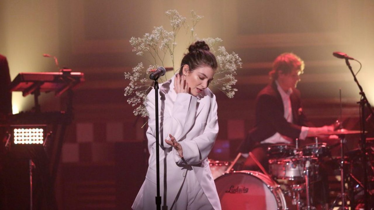 Lorde Appears, Performs "Perfect Places" On Jimmy Fallon's "Tonight Show"  (Watch Now)