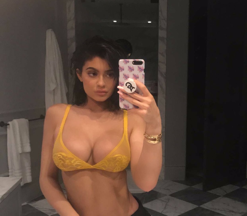 Kylie Jenner Shows Off Incredible Body In New Bra Selfie.