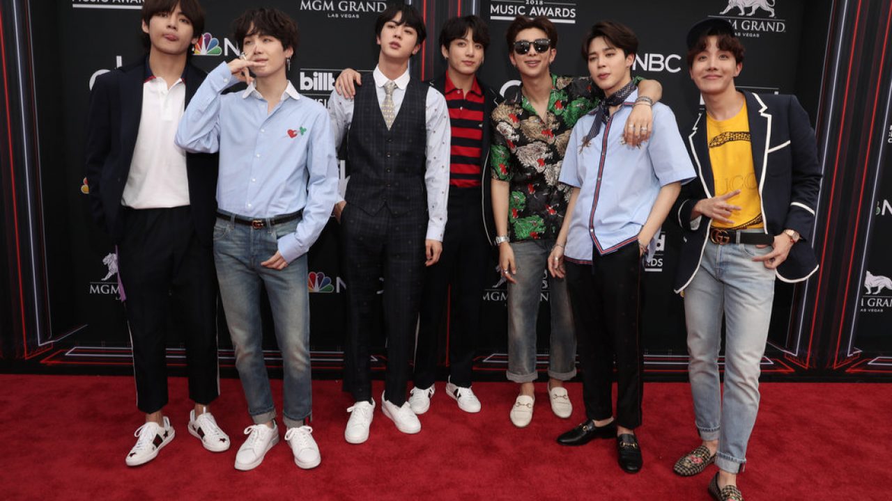 præcedens ineffektiv bænk Special Look: BTS Walks Billboard Music Awards Red Carpet