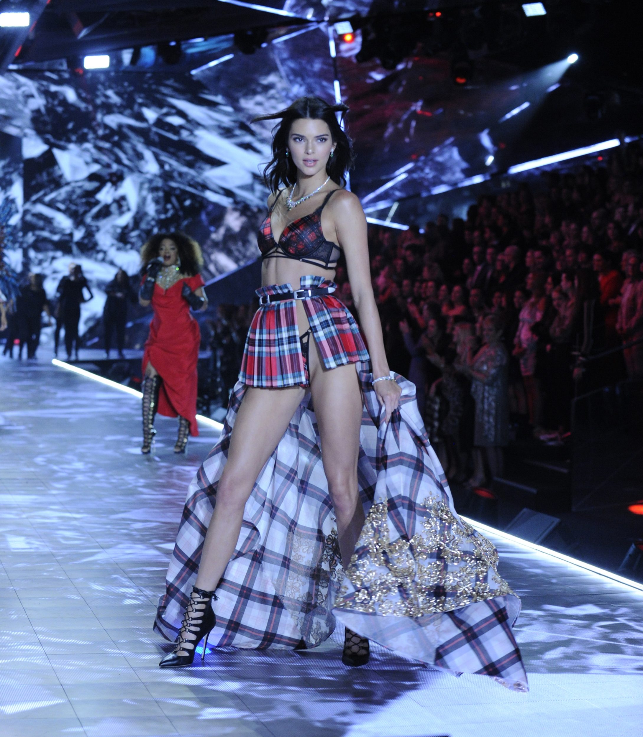 Early Look Kendall Jenner Looks Incredible During 2018 Victoria S Secret Fashion Show
