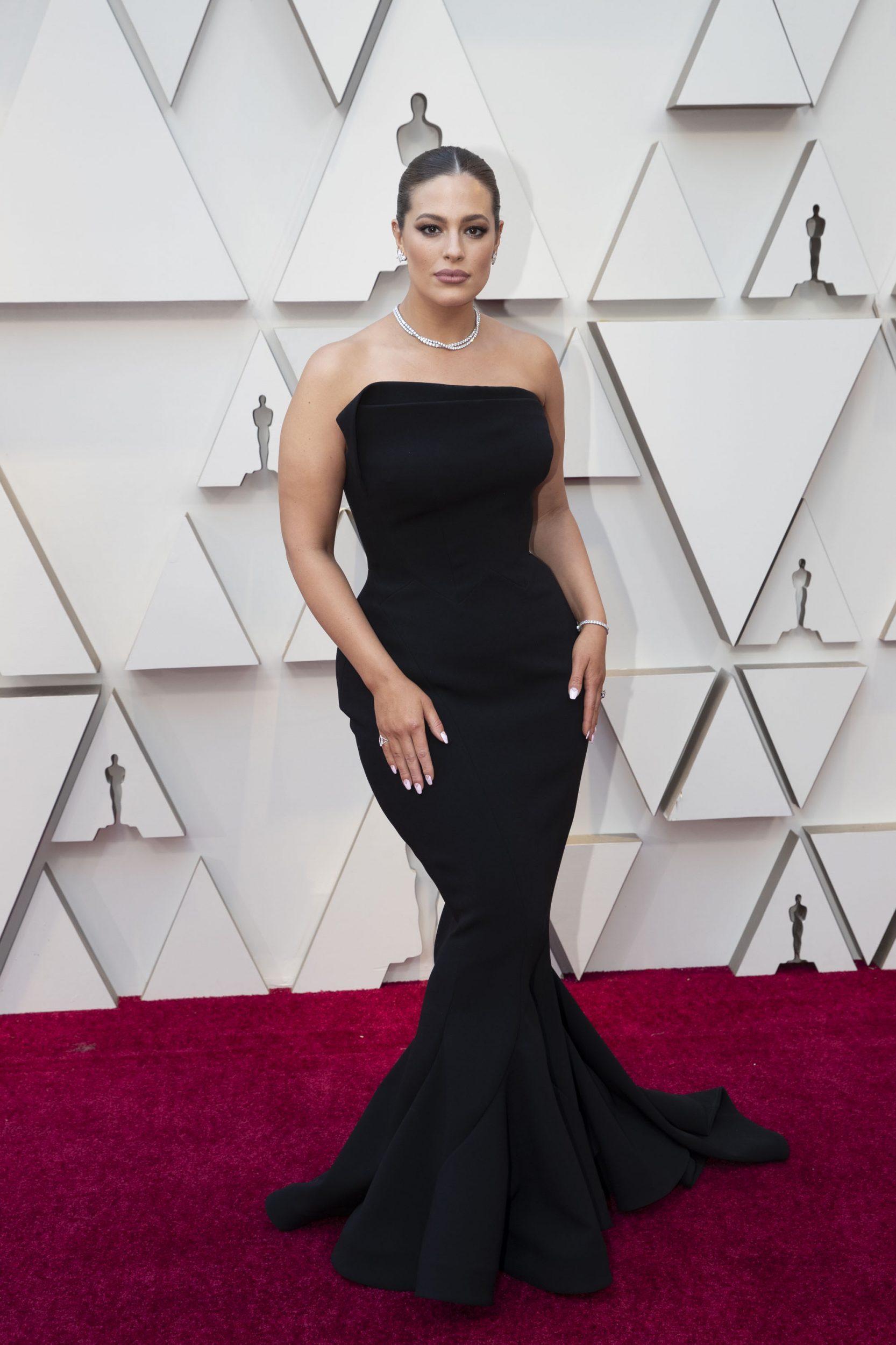 Ashley Graham Looks Amazing On Oscars Red Carpet (Special Look)