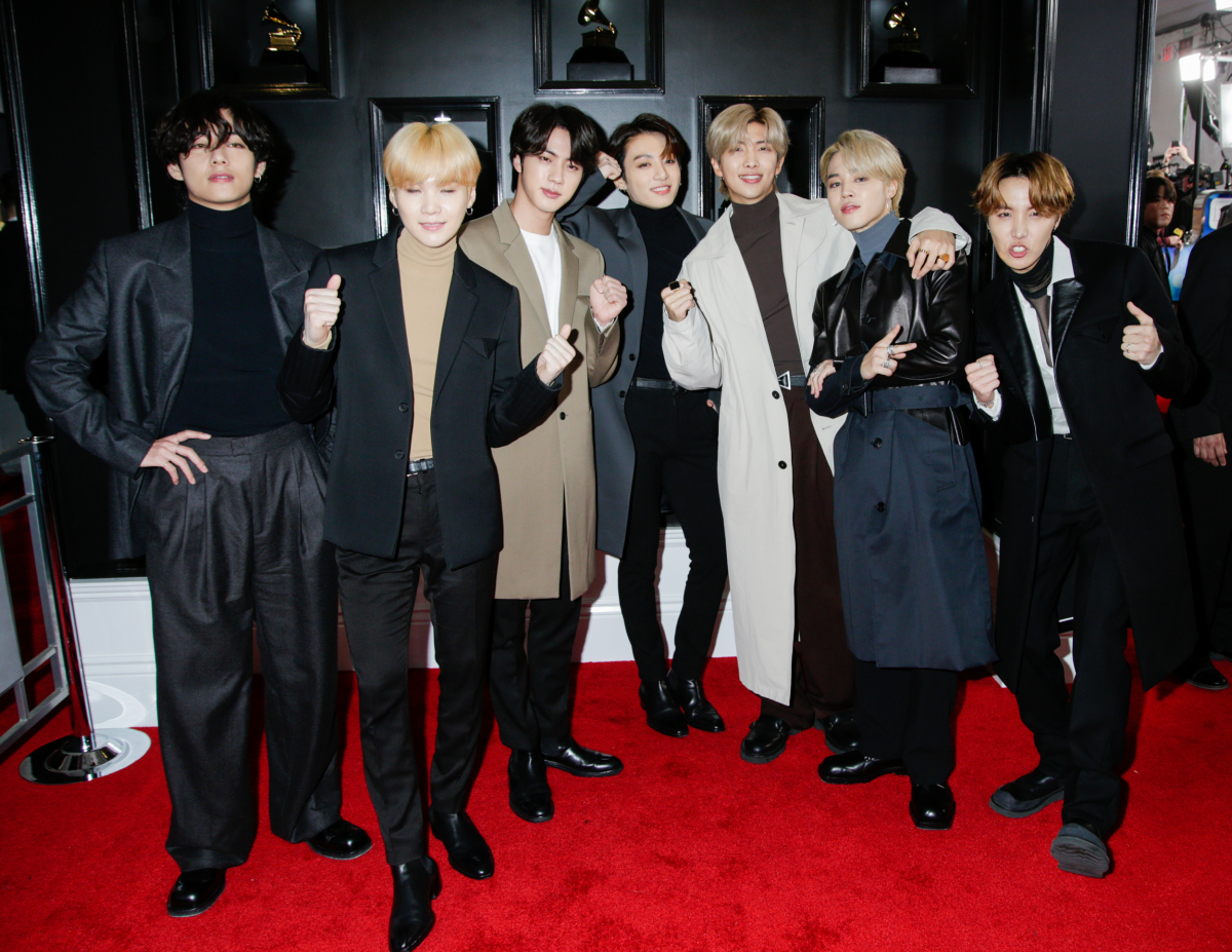 Videnskab gammel blyant BTS Arrives On Red Carpet Ahead Of Debut Grammys Performance