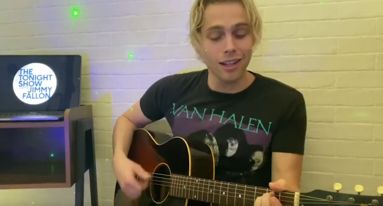 5 Seconds Of Summer S Luke Hemmings Performs Old Me On Tonight