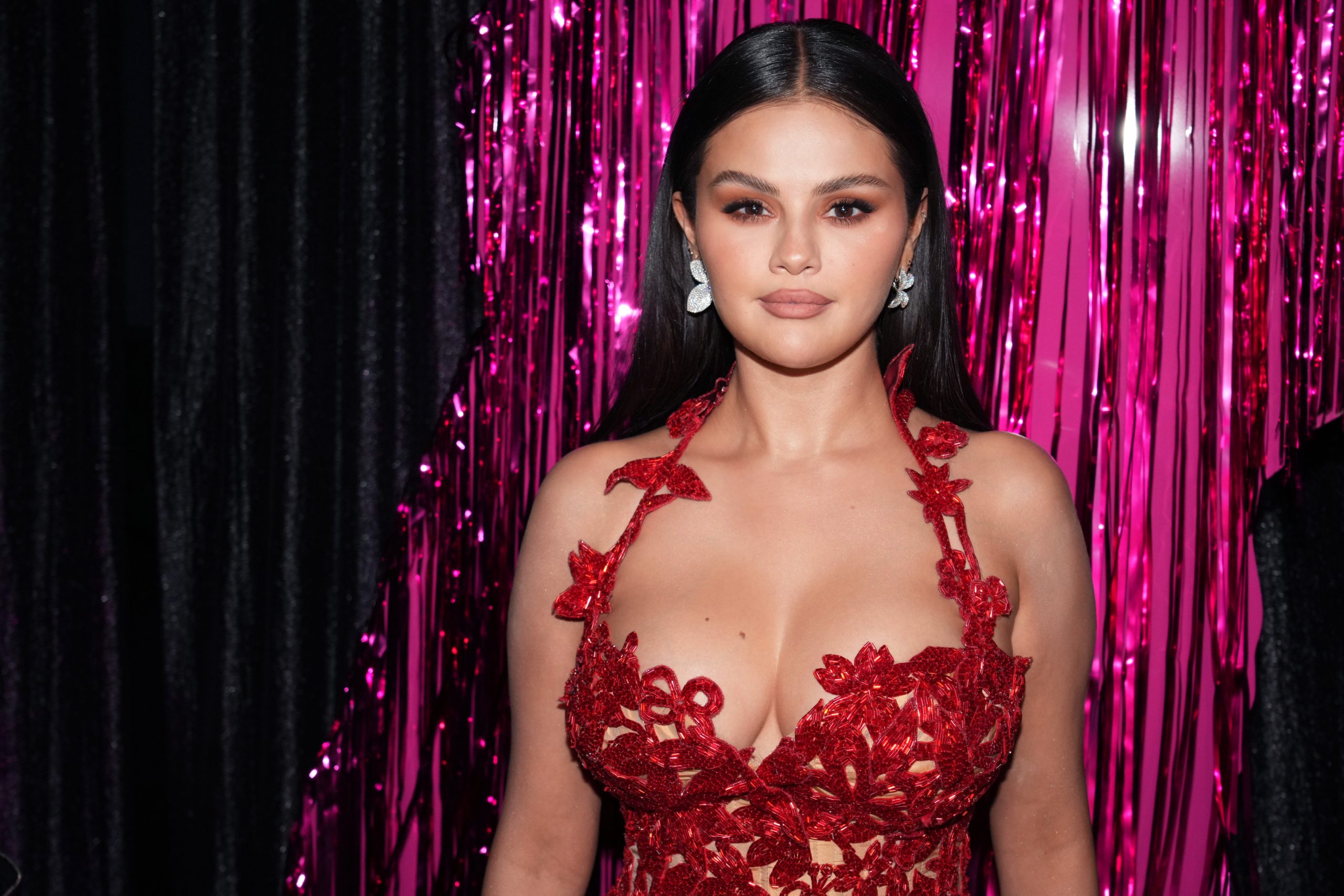 Selena Gomez Looks Absolutely Breathtaking At MTV Video Music Awards (Red  Carpet Look)